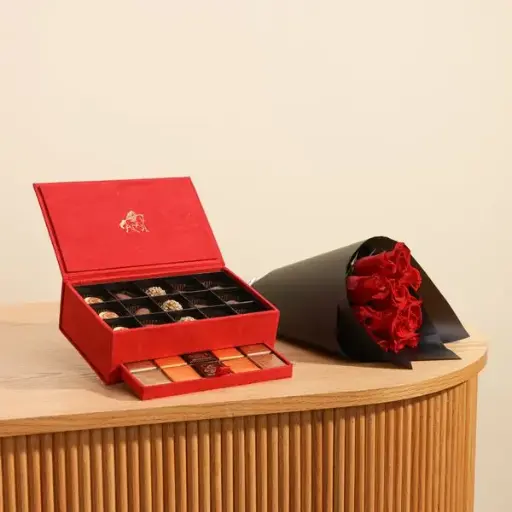 Godiva Small Royal Chocolate Box | Love in Bloom Bouquet
